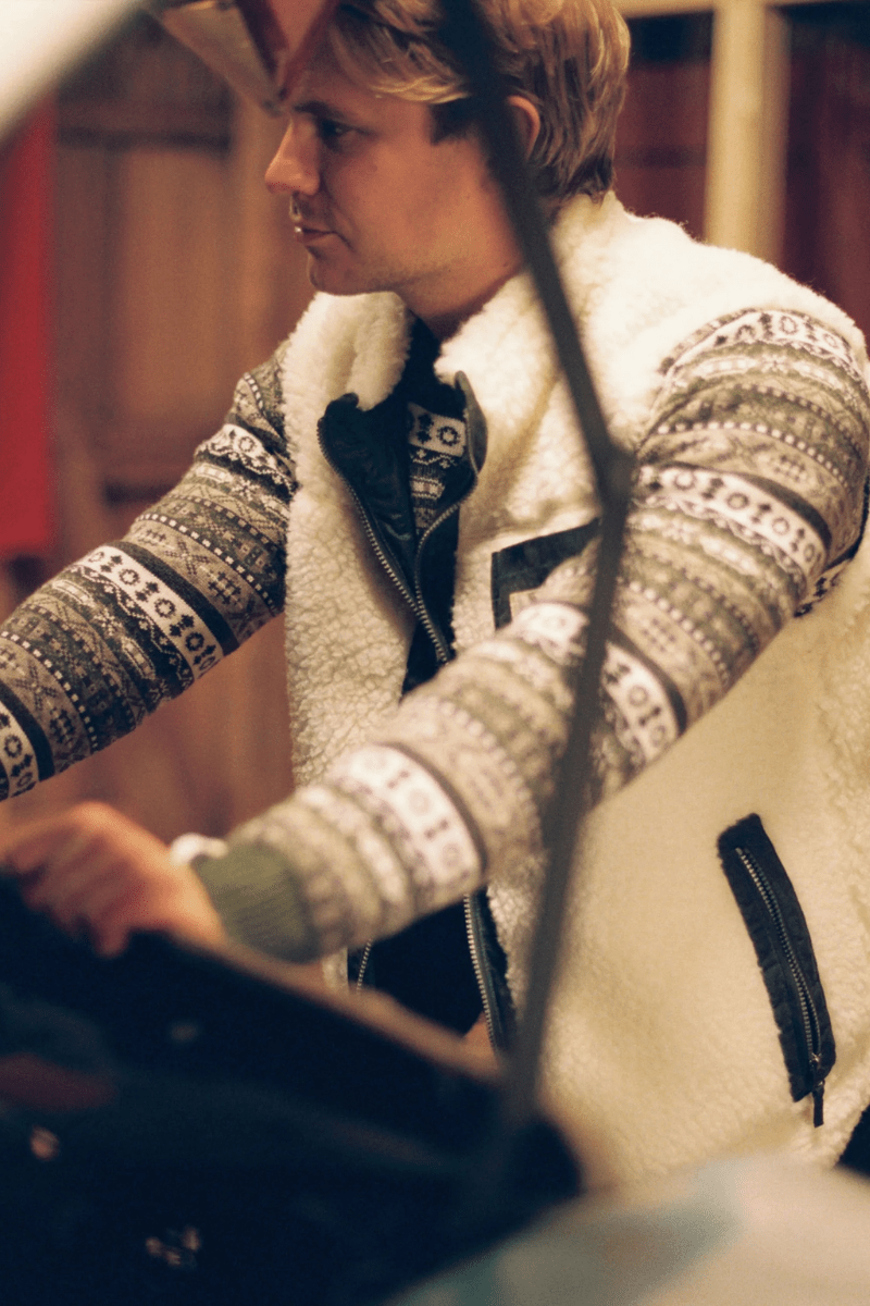 Vests - Amundsen - Harverster Reverso Waxed Vest - Archery Close