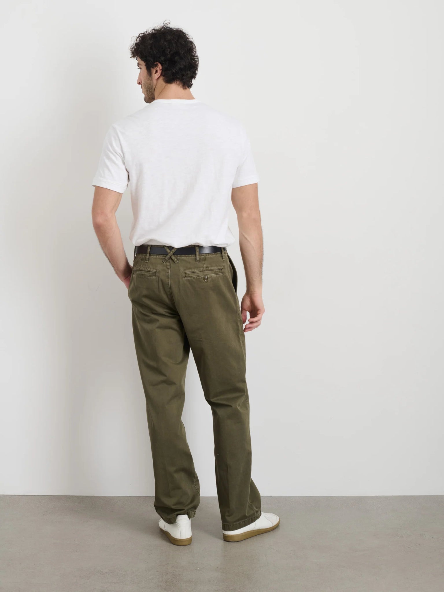 Straight Leg Pant in Vintage Wash Chino - Alex Mill - Archery Close